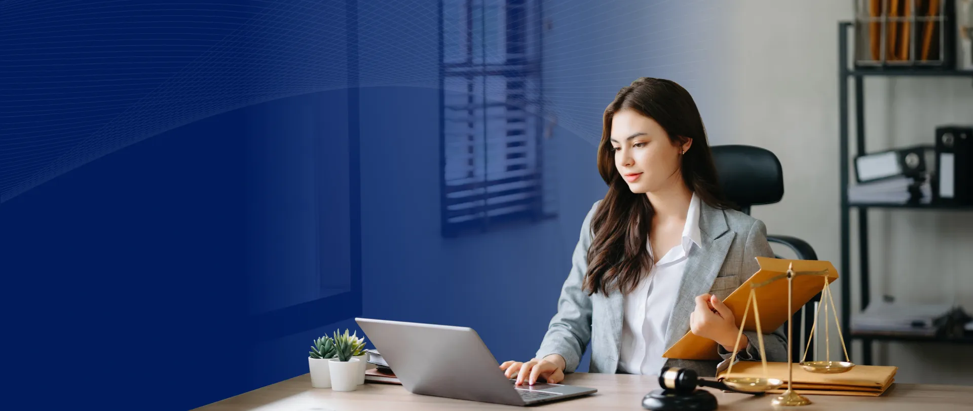 Banner de cumplimiento normativo que garantiza trading seguro bajo un bróker CFD con licencia